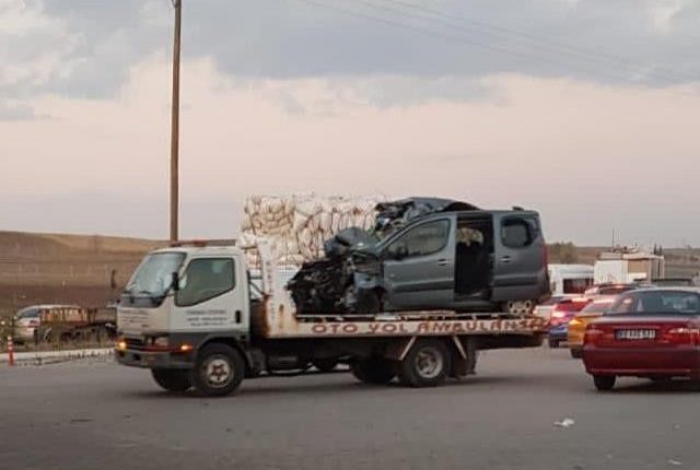 Erzurum’da kamyonet traktöre çarptı: 2 yaralı