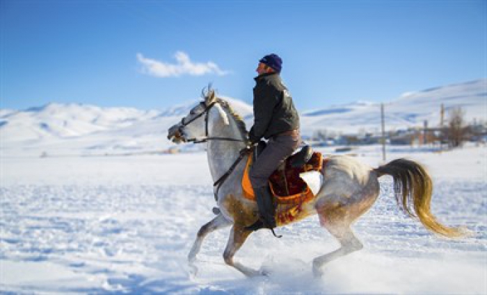 Erzurum'da kar üzerinde cirit