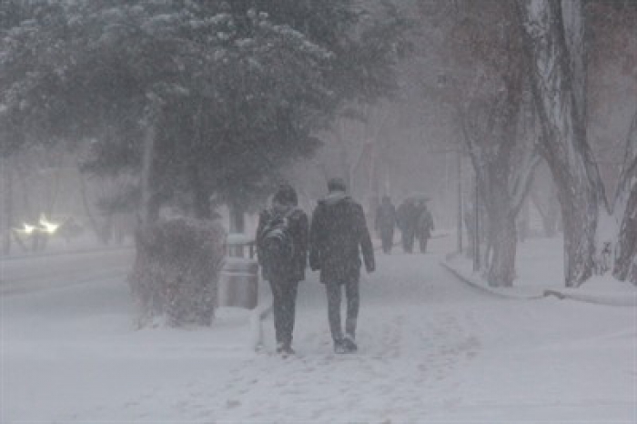 Erzurum’da kar ve tipi nedeniyle araçlar yolda kaldı