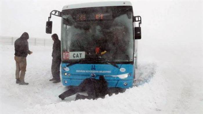 Erzurum'da Kar ve tipide yolcular mahsur kaldı, hastalar snowtracklarla kurtarıldı