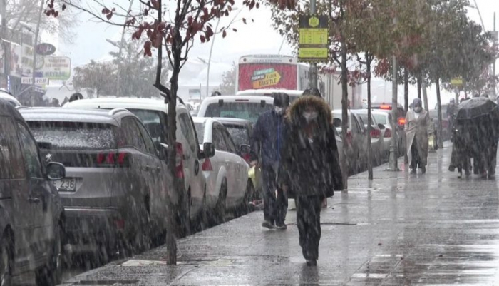 Erzurum’da kar yağışı sürücülere ve yayalara zor anlar yaşattı