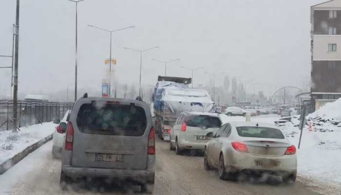 Erzurum’da Kar Yağışı Ve Sis Trafiği Olumsuz Etkiledi