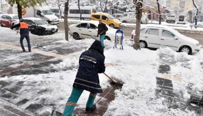 Erzurum’da karla mücadele devam ediyor