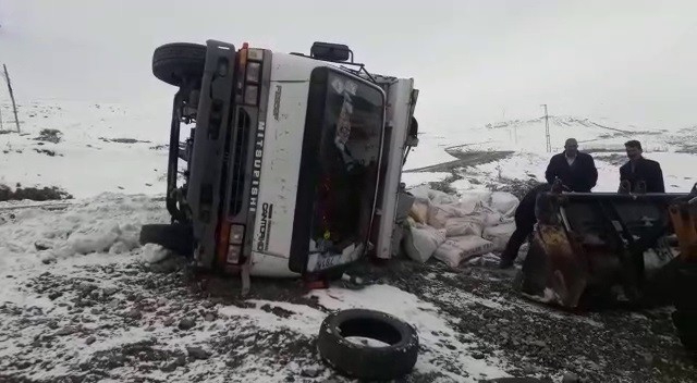 Erzurum'da karlı yolda kayan kamyonet yan yattı