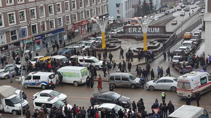 Erzurum'da kavgayı bıraktı, gazeteciye müdahale etti