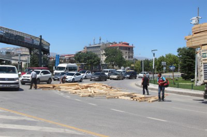 Erzurum'da kaza! 3 ton kereste yola savruldu