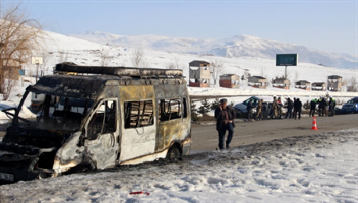 Erzurum'da kaza sonrası yolcu minibüsü alev alev yandı 