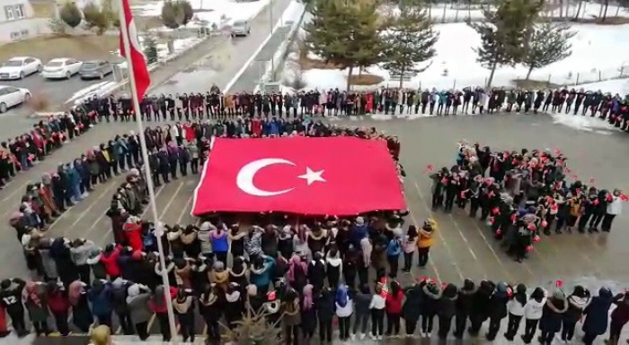 Erzurum’da kız öğrenciler İdlib şehitlerini komando marşı ile andı