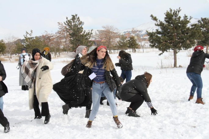 Erzurum'da  Kız öğrencilerin kartopu savaşı