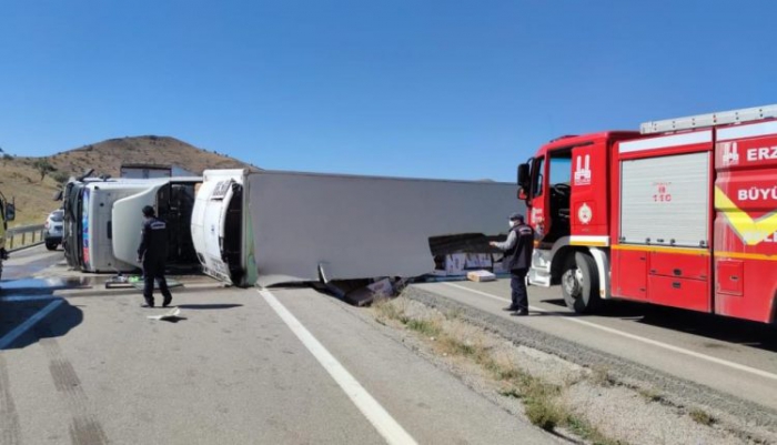 Erzurum’da kontrolden çıkan tır yan yattı: 1 yaralı