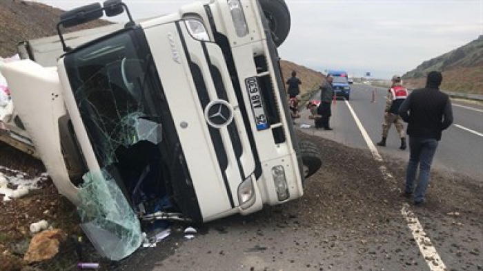 Erzurum'da korkutan kaza! Kamyon yan yattı…