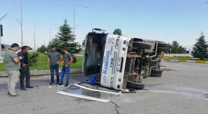 Erzurum’da korkutan kaza!Personel servisi devrildi : 4 yaralı