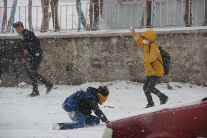 Erzurum’da lapa lapa yağan kar, kimine işkence kimine eğlence oldu