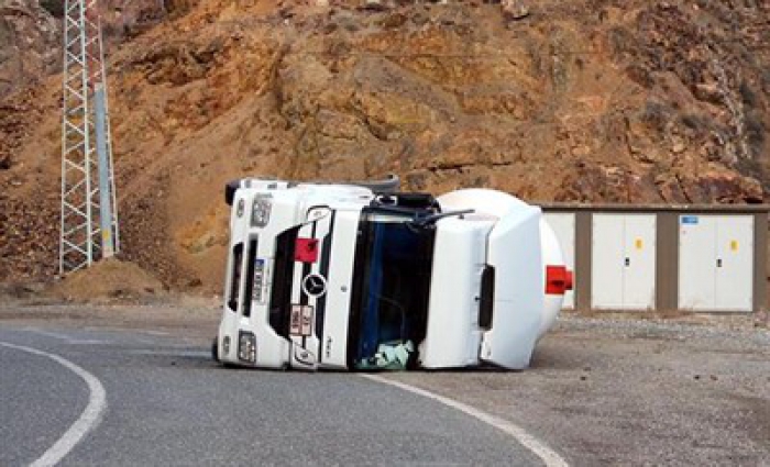 Erzurum'da LPG yüklü tanker devrildi yol trafiğe kapatıldı