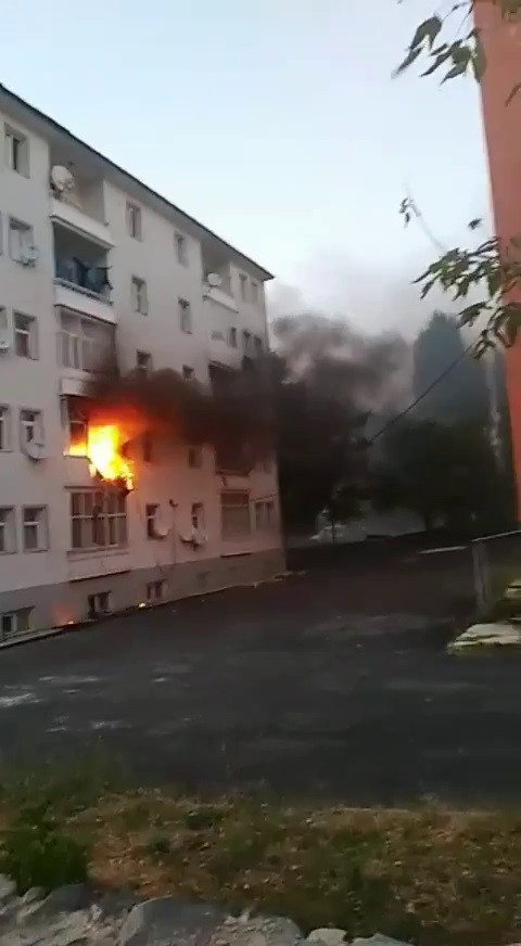 Erzurum'da mahallede çıkan yangın paniğe neden oldu