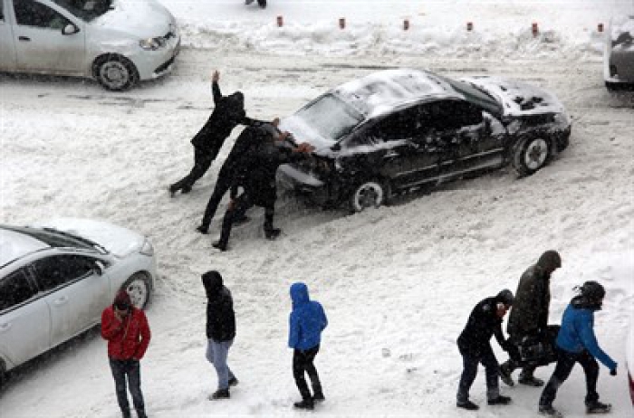 Erzurum da merkezde bile çok sayıda araç yolda kaldı