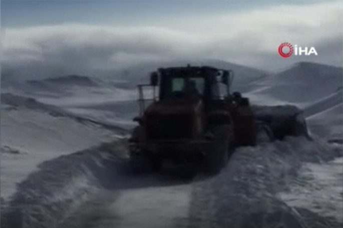 Erzurum’da mezrada çığ düştü, 2 kişi çığ altında kaldı