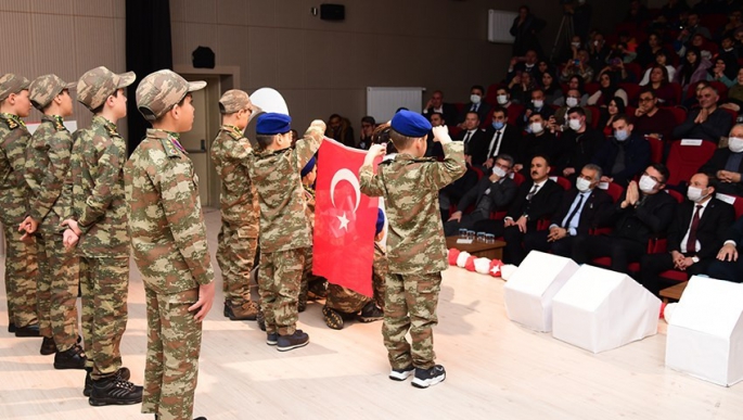 Erzurum'da Minik Yürekler Çanakkale Şehitlerini andı