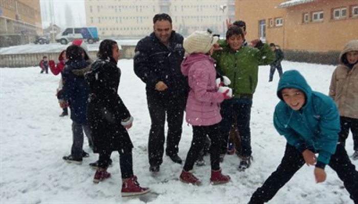 Erzurum'da öğrencilerin kartopu savaşı