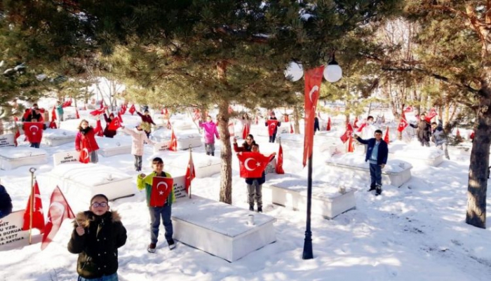 Erzurum’da Ortaokul öğrencilerinden Karskapı Şehitliğine ziyaret 