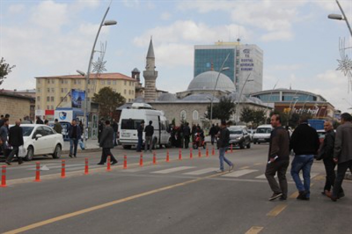 Erzurum'da otobüs durağında unutulan bavullar, polisi alarma geçirdi