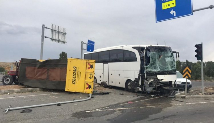 Erzurum’da otobüs ile traktör çarpıştı: 4 yaralı