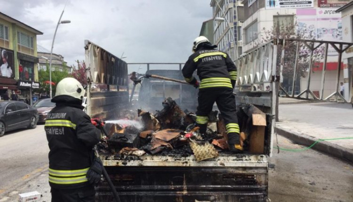 Erzurum’da otomobil cadde ortasında yandı