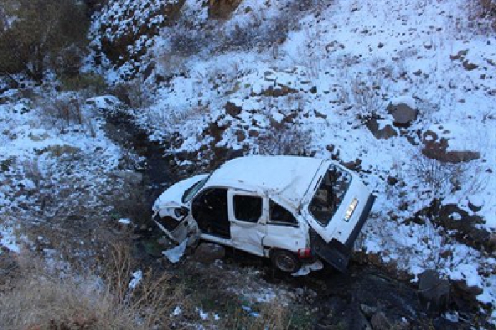 Erzurum'da otomobil uçuruma yuvarlandı: 2 yaralı