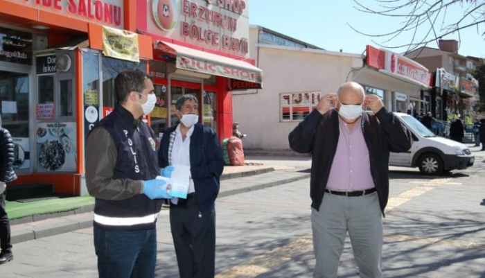 Erzurum’da polisler sokaklarda maske dağıttı