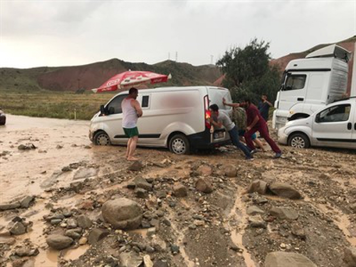 Erzurum'da sağanak sele dönüştü