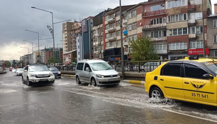 Erzurum’da sağanak yağış sonrası cadde ve sokaklar göle döndü