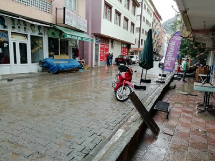 Erzurum'da sağanak yağış sonrası iş yerleri su altında kaldı