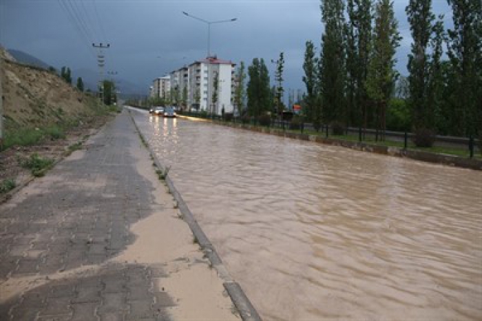 Erzurum'da Sağanak yağmur yolları göle çevirdi