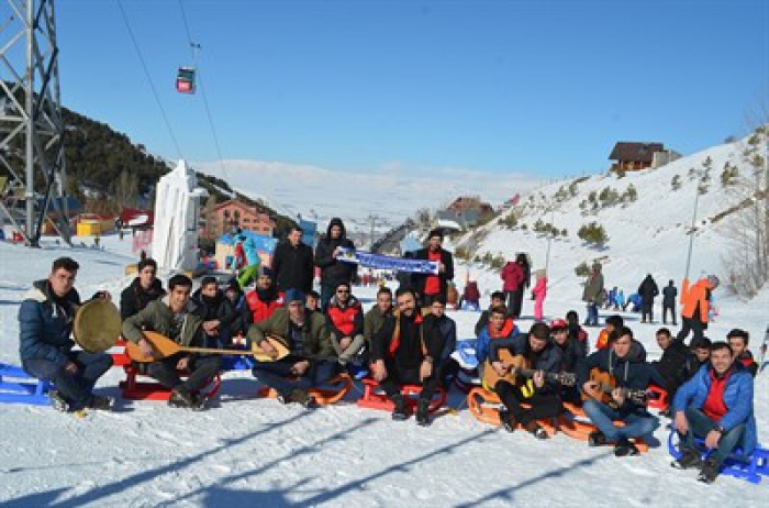 Erzurum'da Sazlı sözlü kızak keyfi 