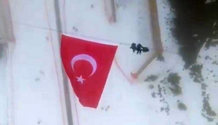 Erzurum’da Şehitlerimiz için Palandöken’e dev Türk Bayrağı astılar