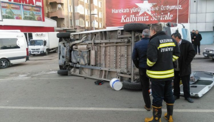 Erzurum’da servis minibüsü kaza yaptı: 5 yaralı