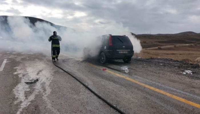 Erzurum’da seyir halindeki otomobil aniden alev aldı