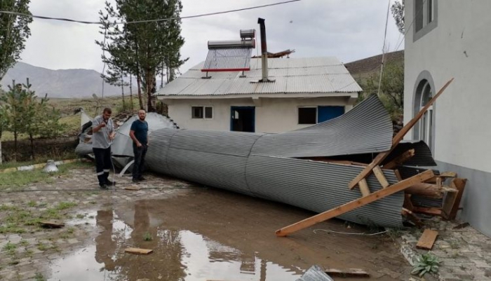 Erzurum’da şiddetli fırtına 30 senelik caminin minaresini yıktı