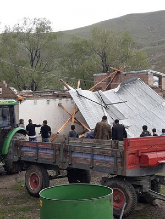 Erzurum'da şiddetli fırtına evleri yıktı!