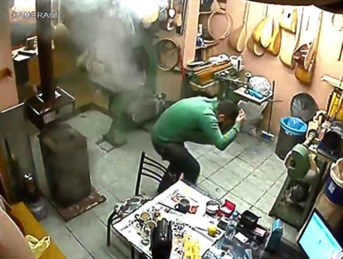 Erzurum'da soba bomba gibi patladı