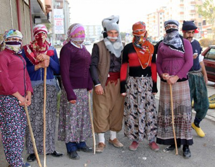 Erzurum da Sokakta kadın kıyafeti giymiş erkeklerin oyunu polisin dikkatini çekti