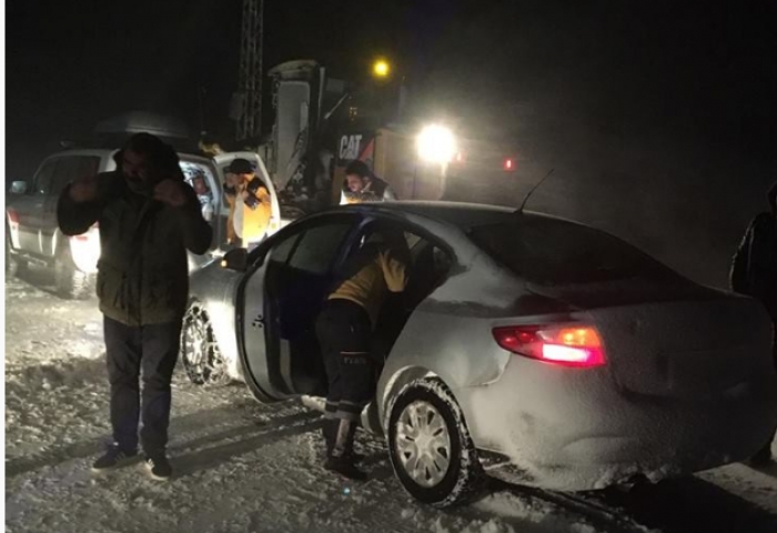 Erzurum’da tipi nedeniyle çok sayıda araç yolda kaldı 