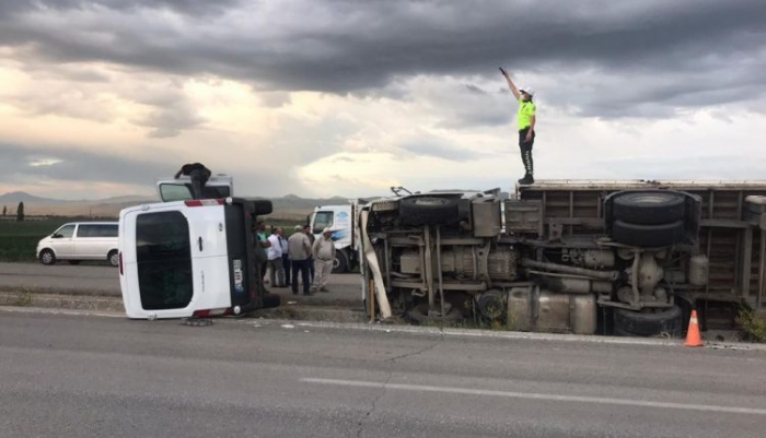 Erzurum’da Trafik kazası kafa kafaya çarpıştılar