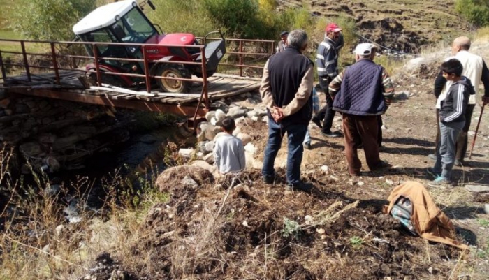 Erzurum’da Traktör tahta köprüde asılı kaldı