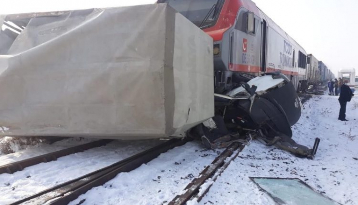 Erzurum’da tren kamyonete çarptı: 1 yaralı