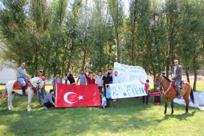 Erzurum'da:''Ülkücüler yaz kampında at binip ok attılar