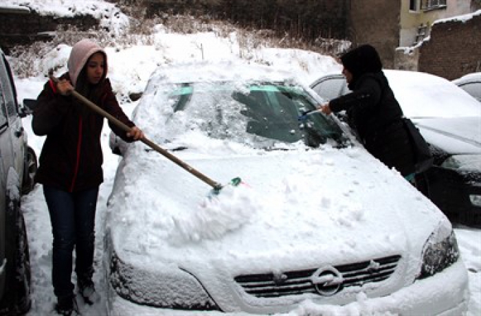 Erzurum'da ve Kar yağışının etkili olduğu Doğu’da yollar ulaşıma kapandı, çocuklar karın tadını çıkardı 