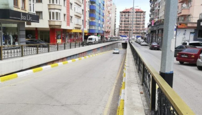 Erzurum’da virajı alamayan araçlar viyadük duvarına çarpıyor