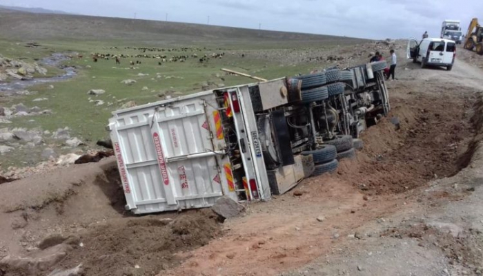 Erzurum’da Virajı alamayan kamyonet yan yattı: 50 koyun telef oldu