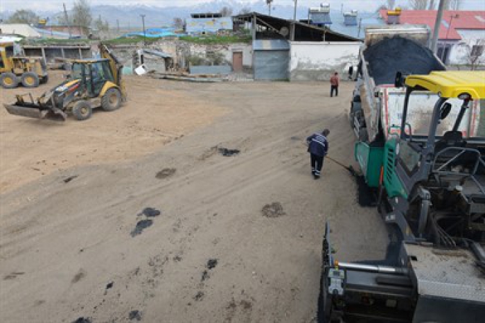 Erzurum'da Yakutiye Belediyesi, köylerde asfalta başladı 